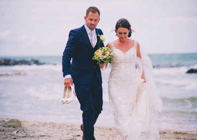 På stranden i Nordsjælland under bryllupsfotografering