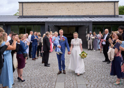 Bryllupsfoto af Malou og Hans i Grønnevang Kirke i Hillerød. Billede taget af Claus Andersen fra Bryllupsbilleder.net