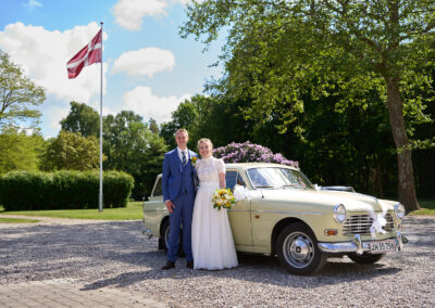 Bryllupsfoto af Malou og Hans ved Munkerupgaard i Gilleleje. Billede taget af Claus Andersen fra Bryllupsbilleder.net