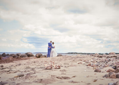 Bryllupsfoto af Malou og Hans på stranden ved Munkerupgaard, Gilleleje. Billede taget af Claus Andersen fra Bryllupsbilleder.net